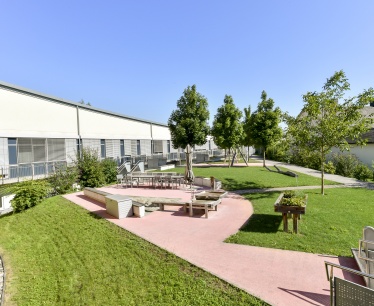 Eröffnung des Therapiegartens im Juni 2011-Der Therapiegarten des Ambulatoriums Sonnenschein mit Blick auf Rampe, Sandmulde und Duftbeet.